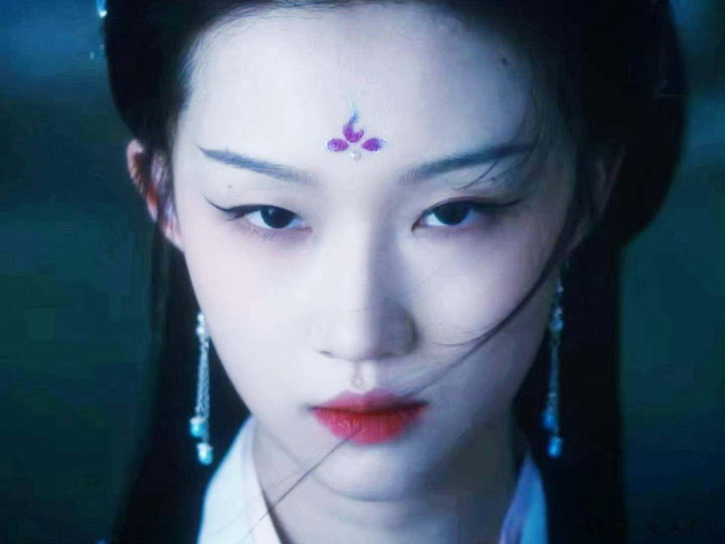 这姑娘好看，眉眼如画，气质出尘！！日后必大有可为啊！[大笑][大笑][大笑]​