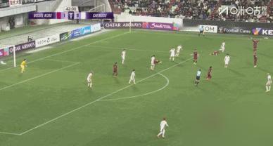 红毛韦世豪干劲来了！直接一脚将酒井高德踢翻，双方爆发冲突！这位日本国脚翻