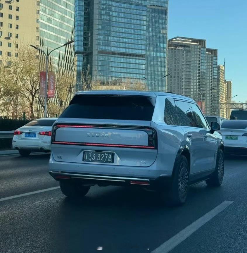 极氪之前外交官品鉴会没白弄这不挂着使馆牌照的极氪9x来了你别说挂上黑牌就是不一
