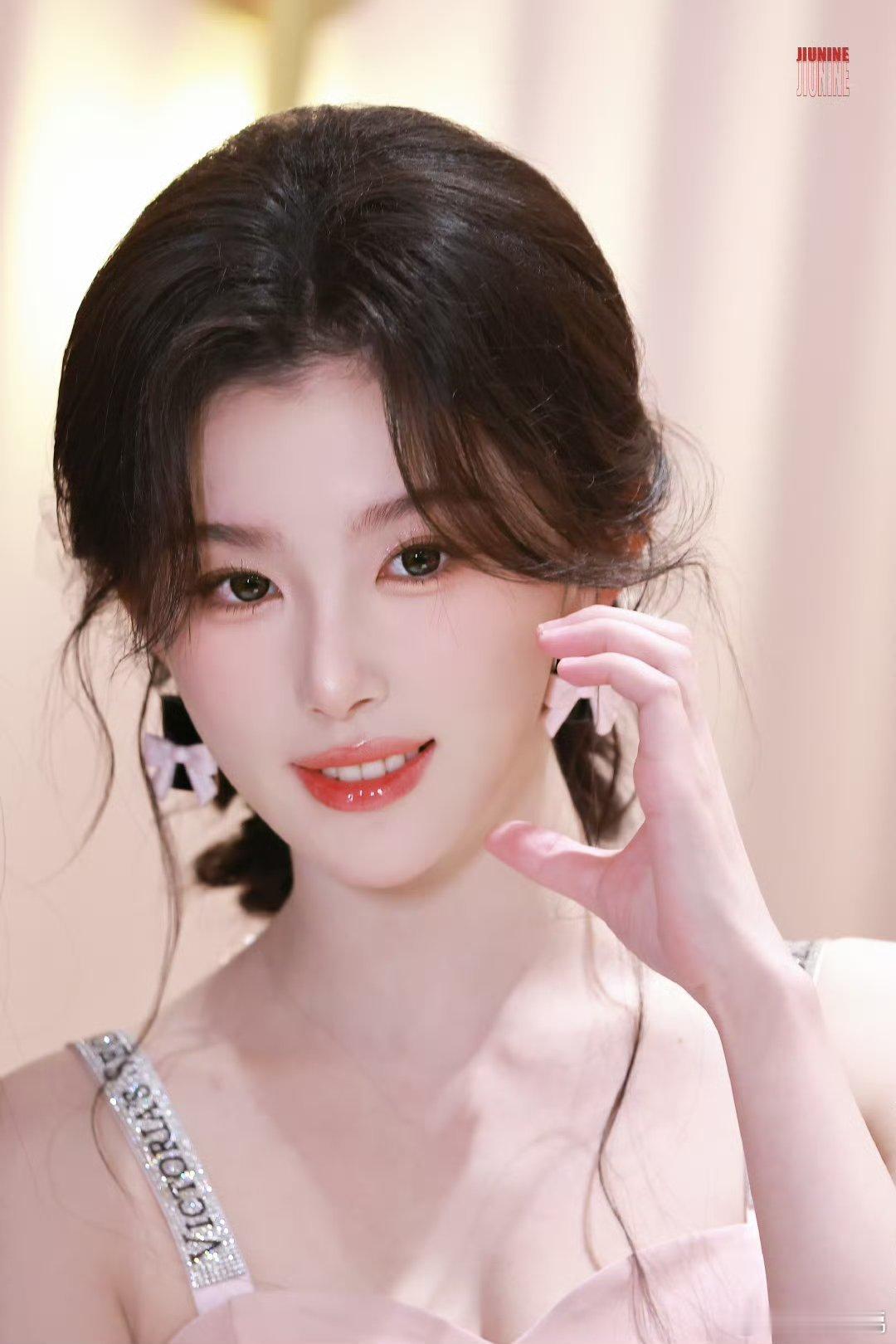 孔雪儿你让我有点不得劲真破防了家人们！雪儿今天美得发光，我却在屏幕这头酸成柠檬精