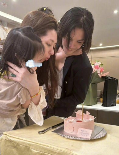 向佐光顾着p自己，却忘了他的老婆郭碧婷硬生生被她老公搞成外星人了