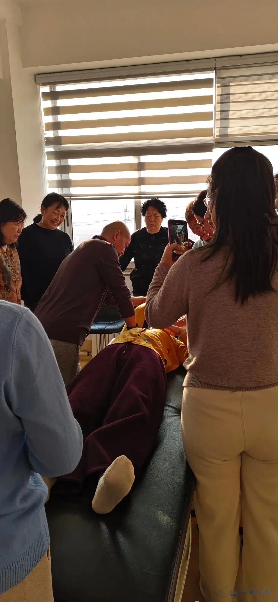 这种按摩有用吗一帮女的跟着男的学按摩