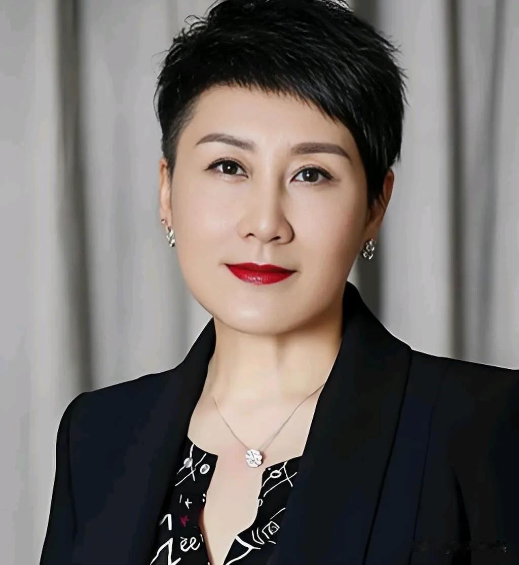 64岁张凯丽，完全不吃压力！6月25号，64岁张凯丽冲上了热搜，起因是她在