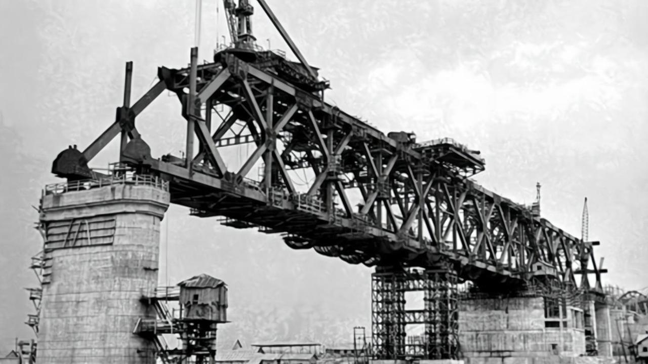 1969年9月，武汉军区副司令指挥修建襄樊汉江大桥，请设计院出1份图纸。设计院经