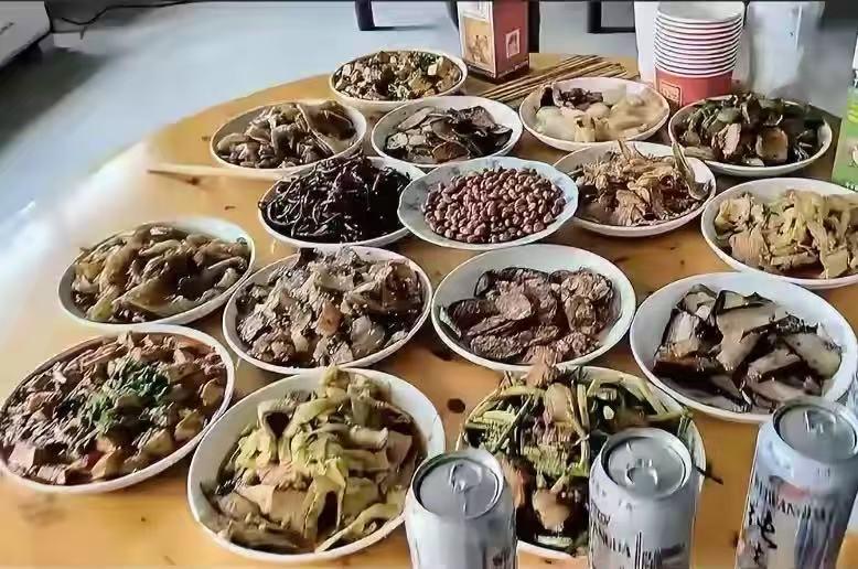 江苏一对农机手夫妻开着收割机，千里迢迢奔赴四川帮人收麦。没想到干完活临走时，夫妻