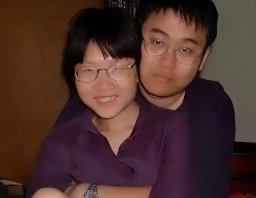 2005年，清华女硕士陈丹蕾，深夜趁丈夫熟睡时，掏出手枪对准丈夫后脑扣下扳机。枪