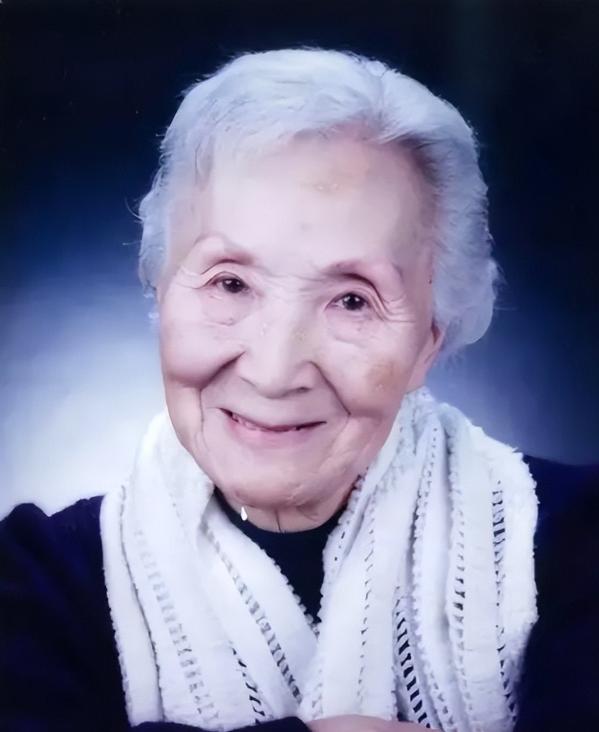 2007年，钱学森在96岁生日时，现场贵宾云集。人群中，他径直走向角落一位白