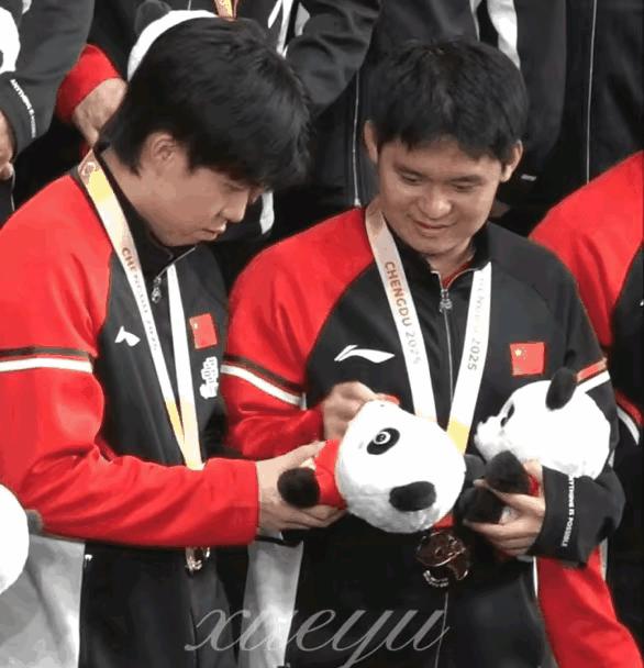 颁奖仪式上队友突然拆下吉祥物球拍大头瞬间表情凝固王楚钦站在领奖台上手心冒