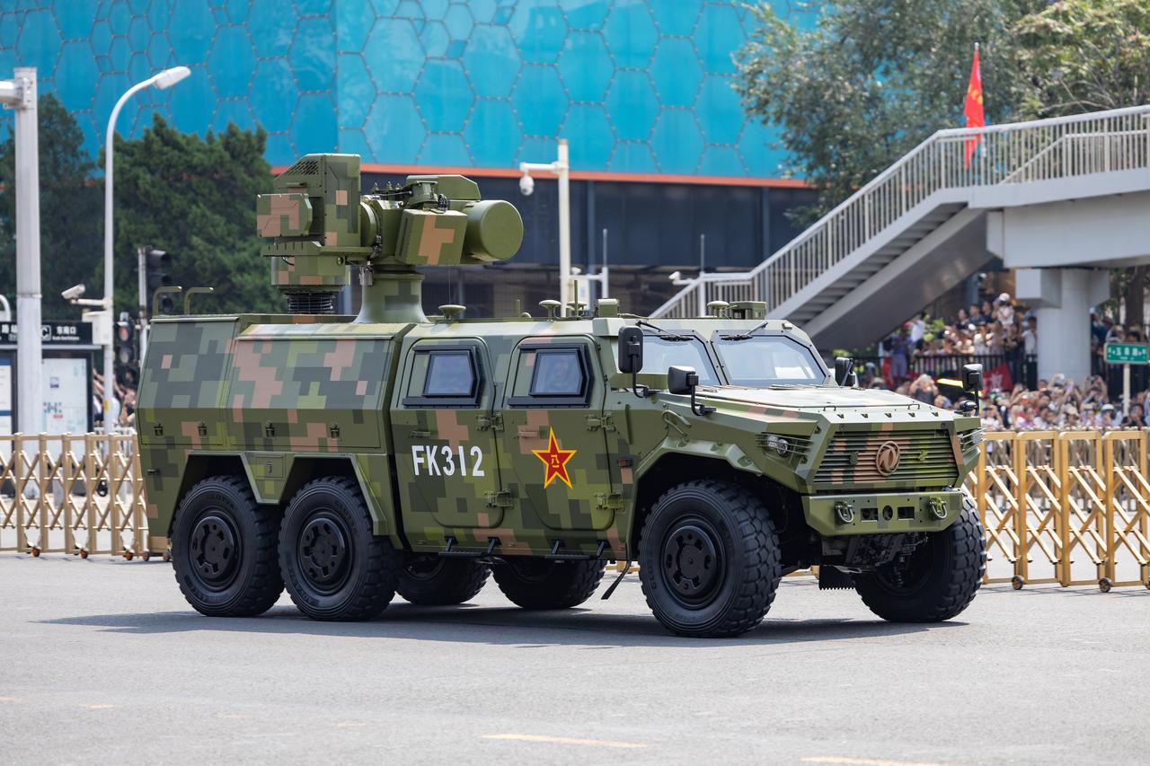 去年阅兵上展示的陆军反无人机激光武器，已经出现多个不同运载平台的改进型号，激光武