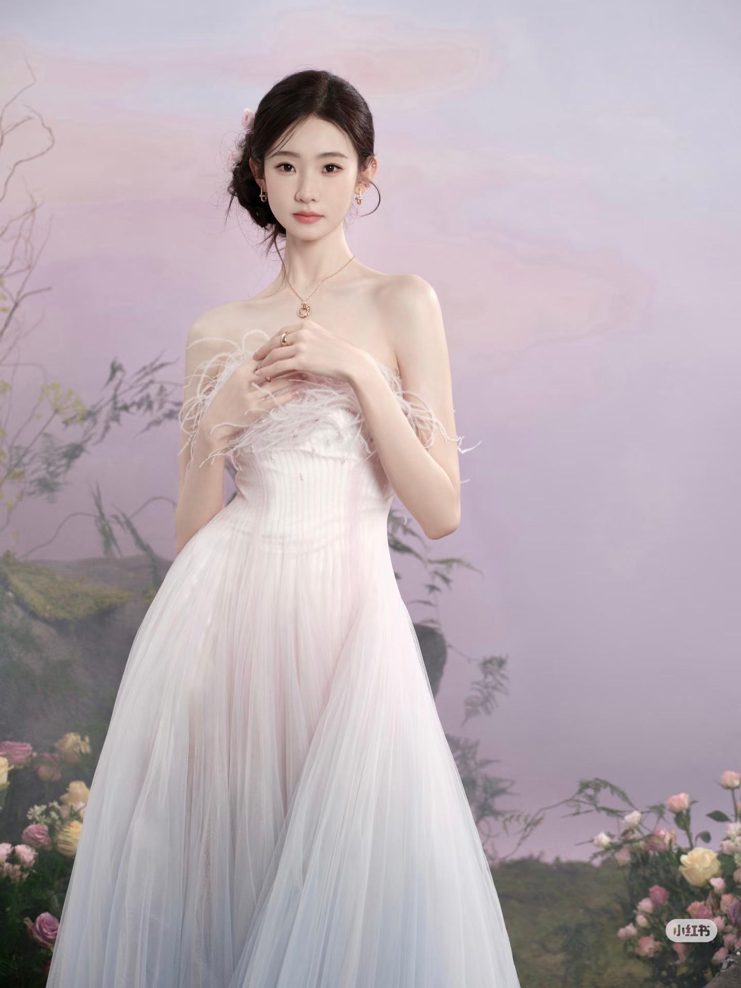 张艺凡红毯一直被绊一直走张艺凡和裙子打了一个架张艺凡这次的造型很好看啊