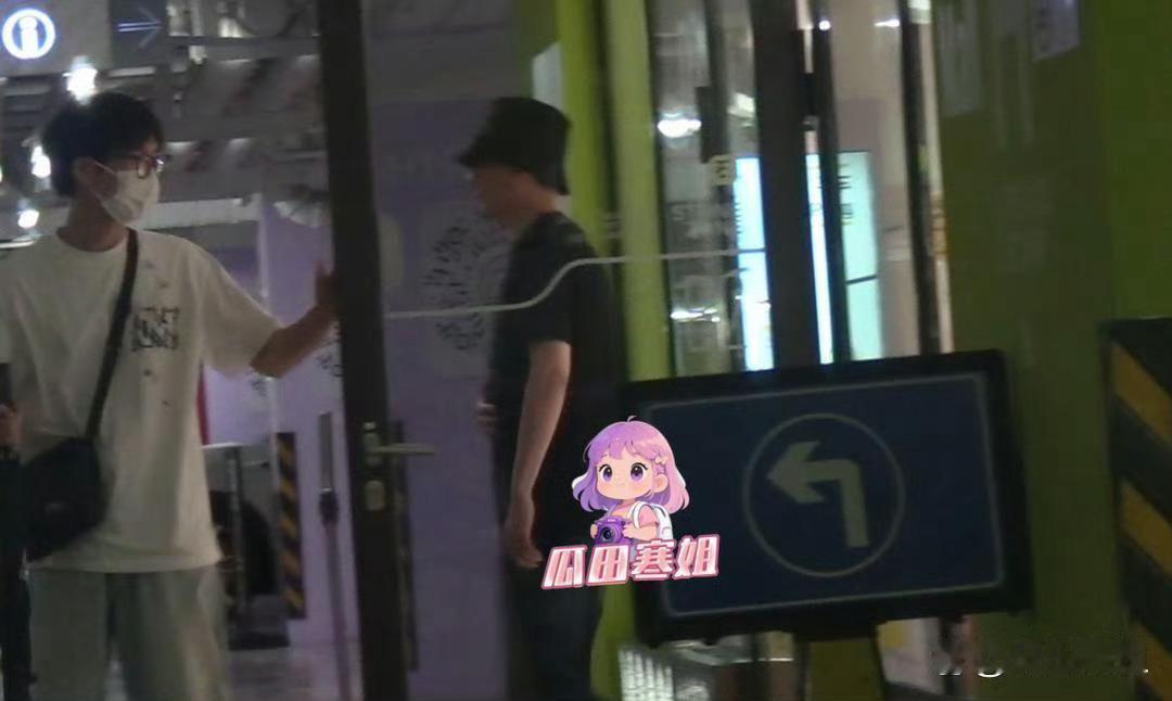 冯绍峰与女友逛街购物冯绍峰带女友外出购物冯绍峰被拍到与女友一起逛街购物​了然后