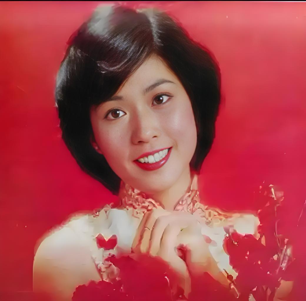 1899年5月4日，一个刚刚分娩的女人，指着她刚出生的女儿，大声说道：“快把这个