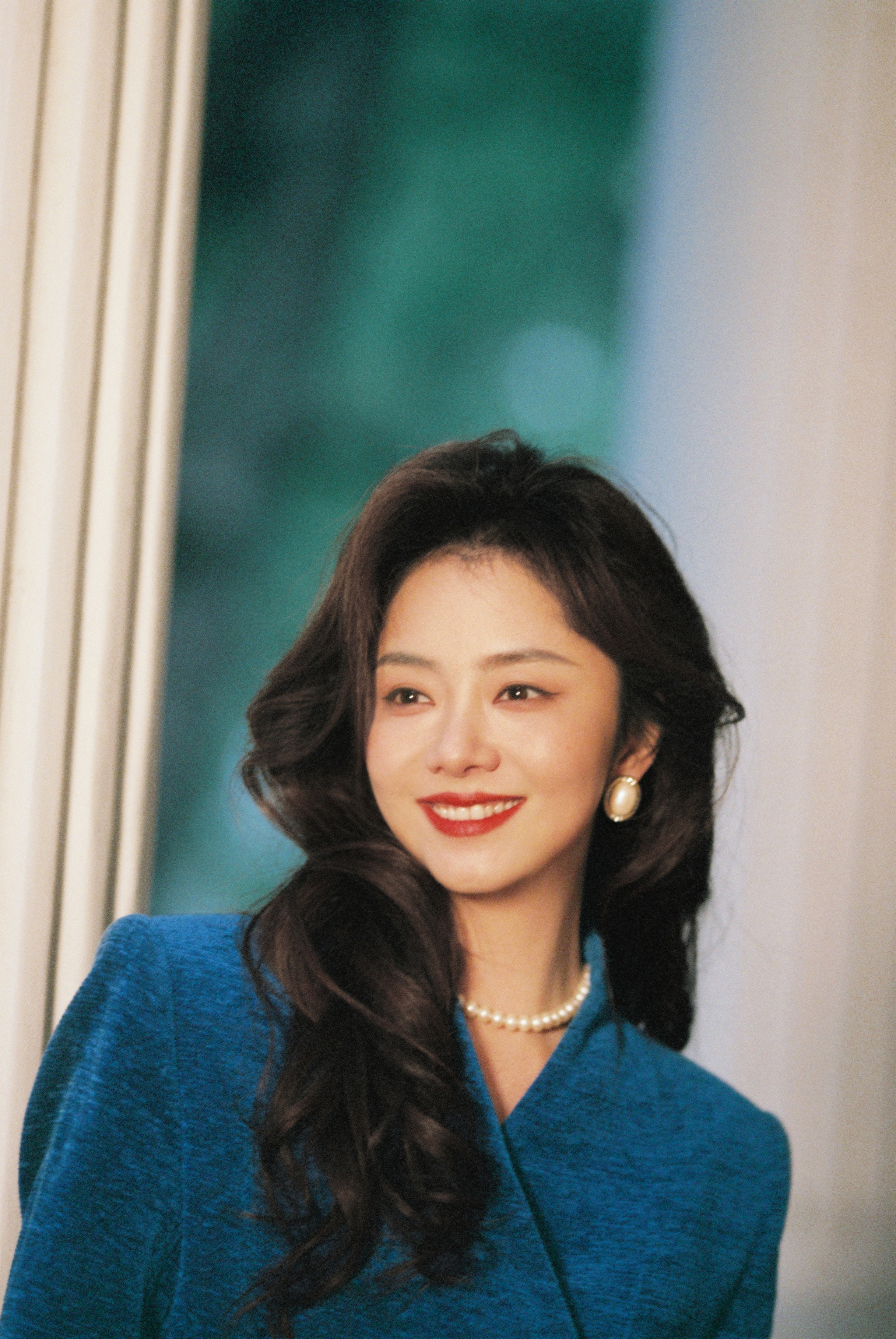 谭松韵风从山海里来，吹暖四月。翻开新一月的挂历，只见画中人的鬓边珠光映得春景正