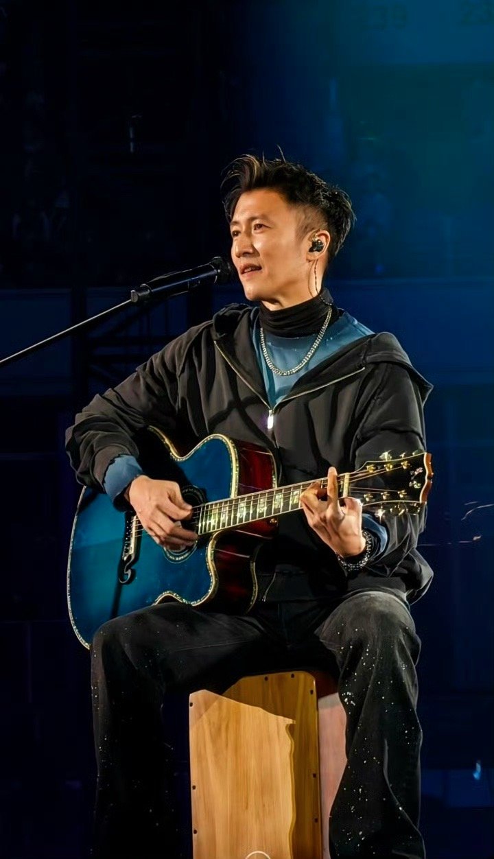 谢霆锋为什么一直梳背头谢霆锋的背头是经过时间淬炼的美学答案！完整展露的面部轮廓如