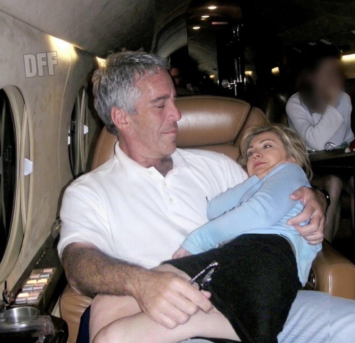 答案找到了，爱泼斯坦抱着的是希拉里，莫非他给克林顿找了个女孩，自己去钓他老婆？