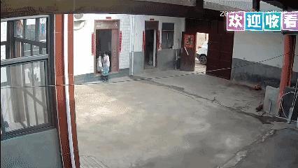 近日，河南的一户人家里，女子因担心孩子被房门夹伤，便随手将门关上。这一举动引起了