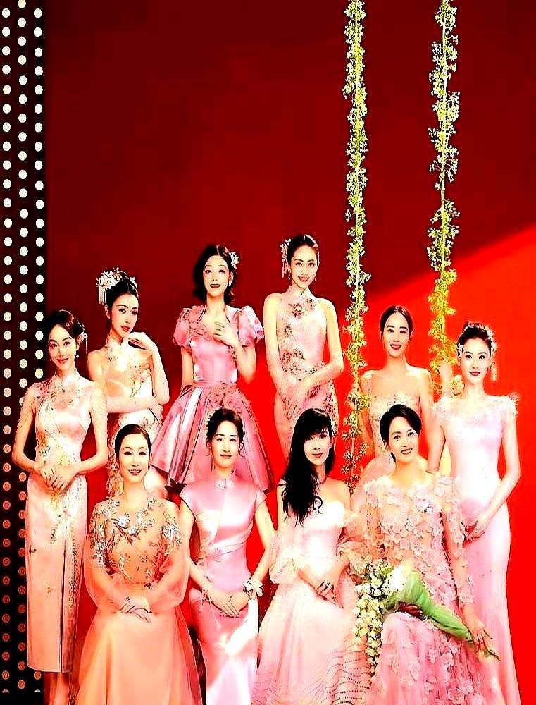 春晚后台真绝了，50岁刘敏涛一身罗意威皮衣硬凹造型，竟被39岁姜妍一件3000块