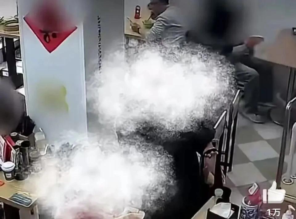 真气人！上海一餐馆来了6个客人花了19元坐一个半小时，老板让他们把自己带的食品垃