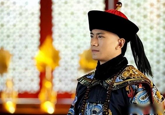 嘉庆皇帝大丧期间，铁帽子王裕兴敷衍了事，偷回王府奸淫家中丫环，导致丫环悬梁自尽。