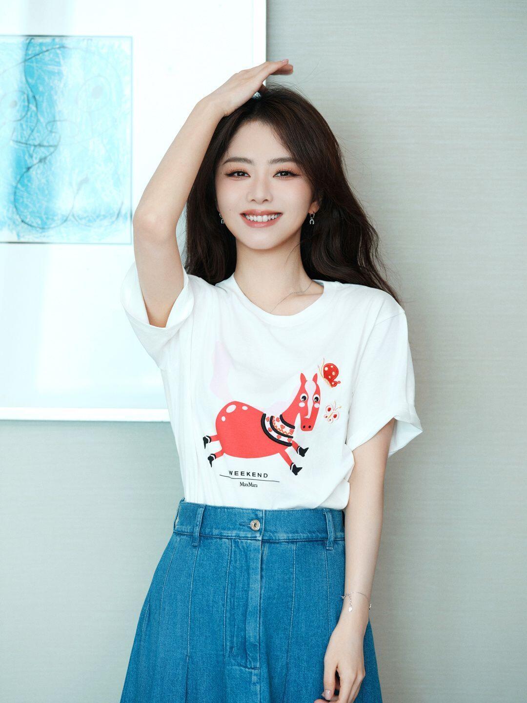 谭松韵完全不显年纪，这身造型实在太少女了！童趣红马印花白T恤清新又灵动，给简约