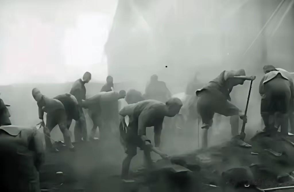 南京大屠杀期间，由于当年日军杀害的人实在太多了，整个城市里面到处都是尸体，当时日