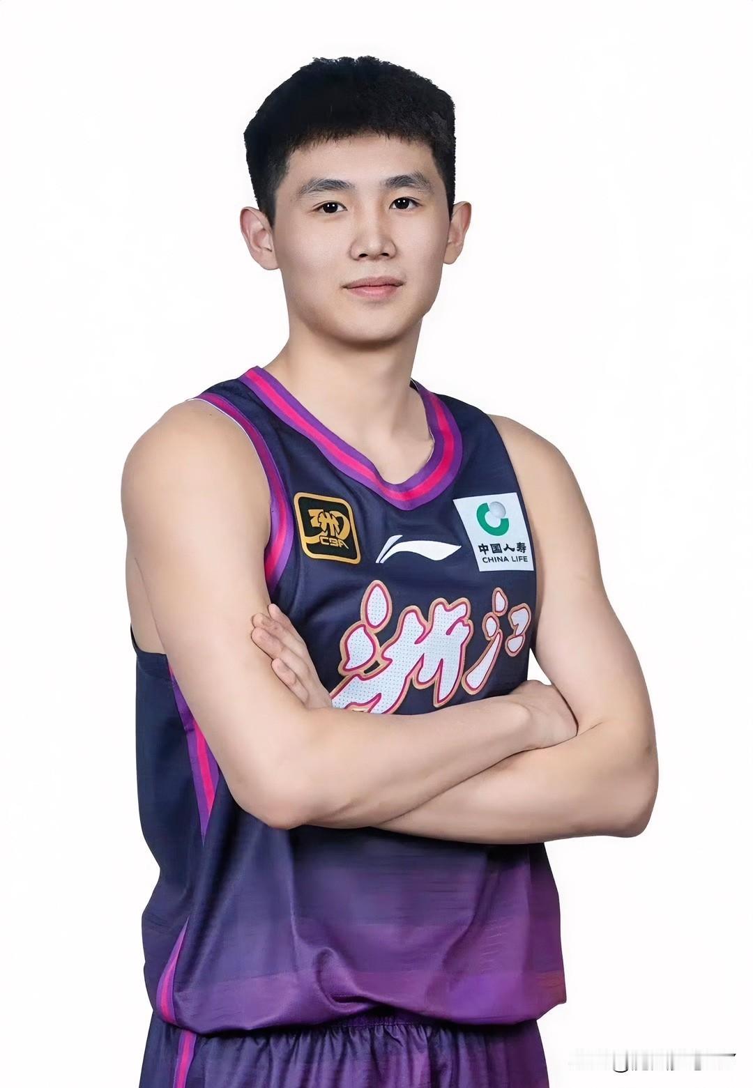 终于明白浙江男篮为什么放弃王奕博了，不是王奕博打的不好，而是球队有了更年轻更