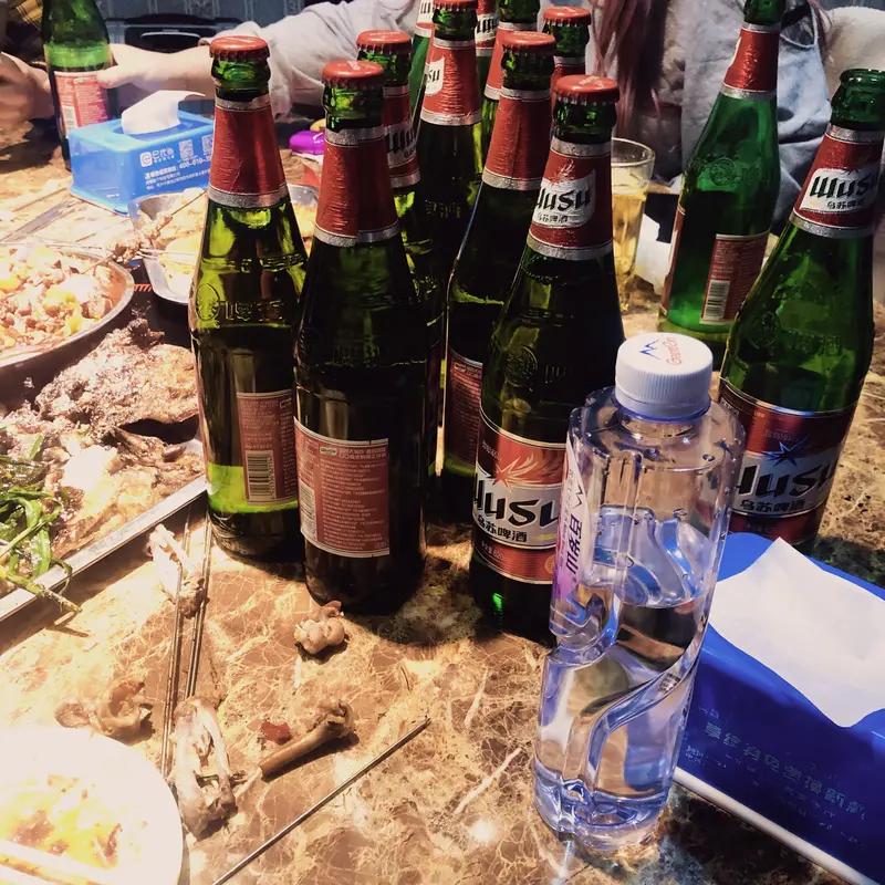 之前那酒友，真让人下头。我们一起喝酒，大家都默契地有人买菜、有人买酒，每次聚起来