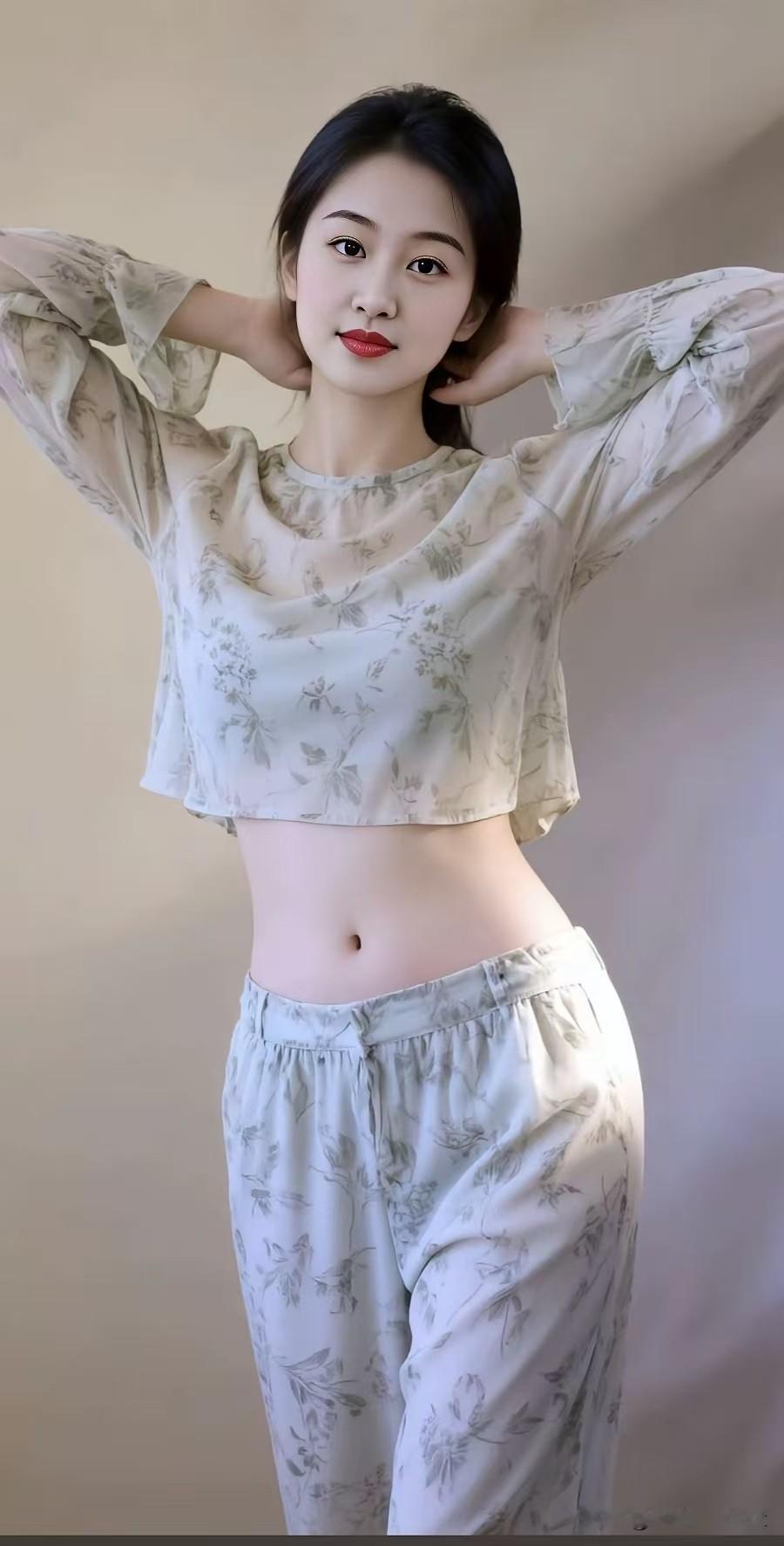 如梦令·浅妆一袭素衣轻软，眉眼含春微展。纤影映清光，胜却人间春暖。慵懒