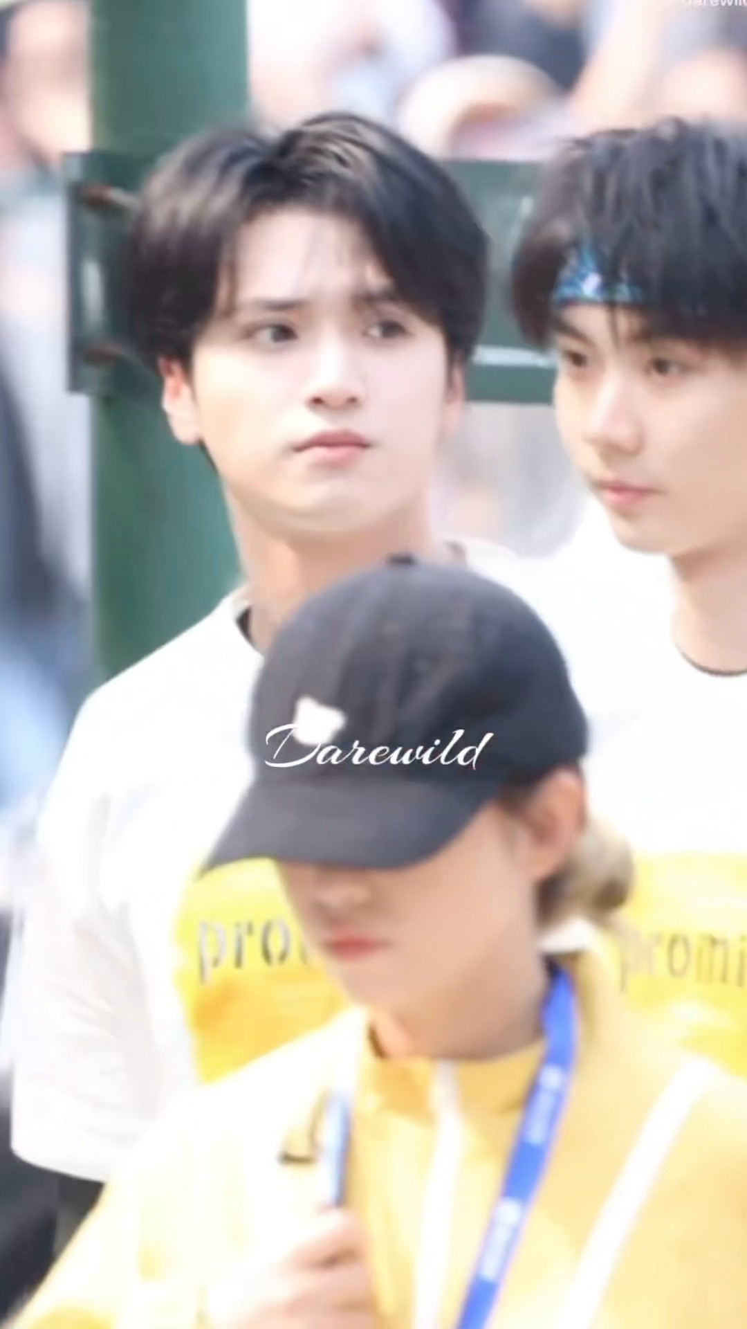 《奔跑吧》录制现场严浩翔路透，看到小严的名牌了这一身好阳光男大严浩翔奔跑吧现场路