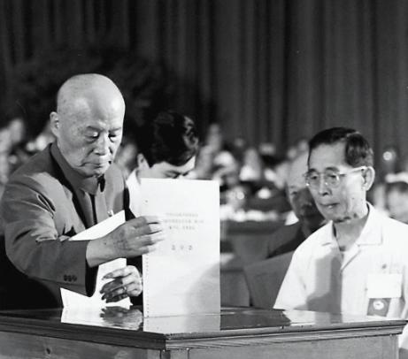 1972年，刘沙获准去监狱探望被关了五年的丈夫吕正操，见面后，她没哭，没诉苦，没