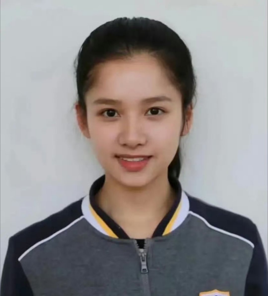 张婧仪高中已经有星味儿了完全就是校花～这也太好看了吧​​​