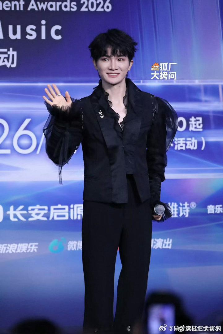 周深穿未完成作品走红毯周深TMEA红毯造型真的是太绝了吧！加上这个解读真的太