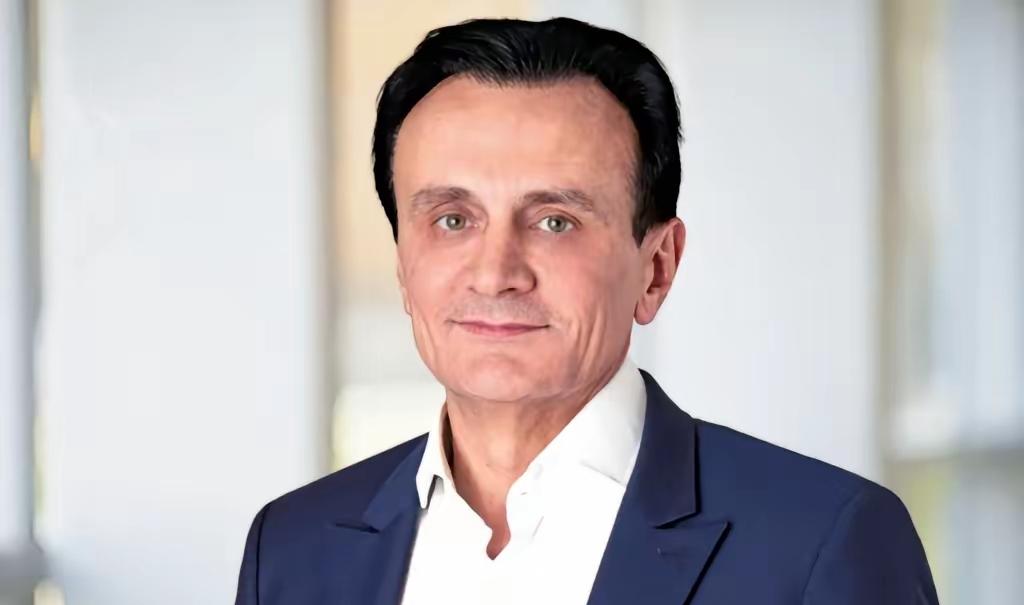 这手牌打得是真妙啊。​一边阿斯利康砸千亿，高调布局国内的医药研发生产，这架势，