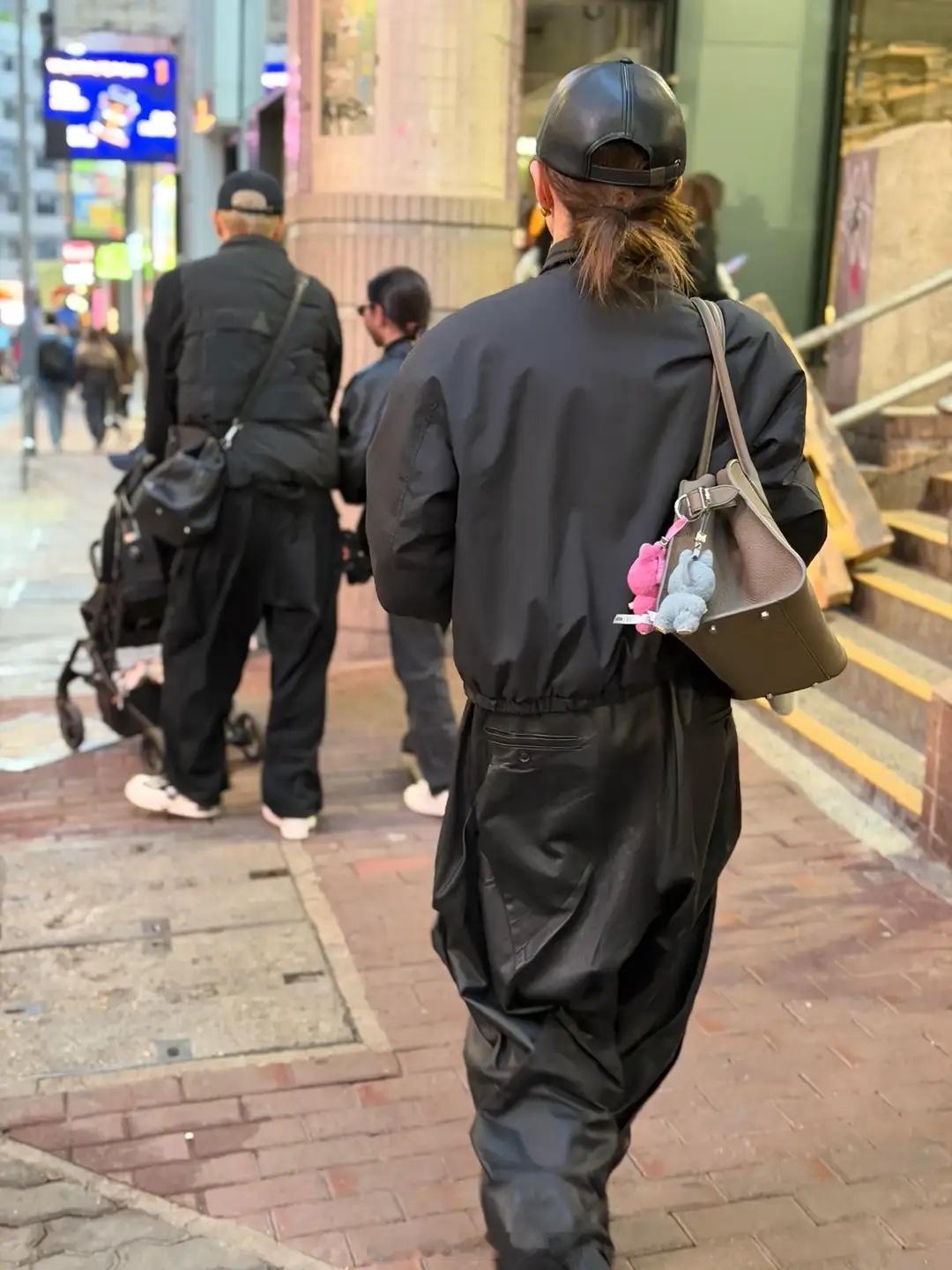 戚薇一家四口逛街被偶遇，李承铉全程主动带娃，模范好老公好爸爸！