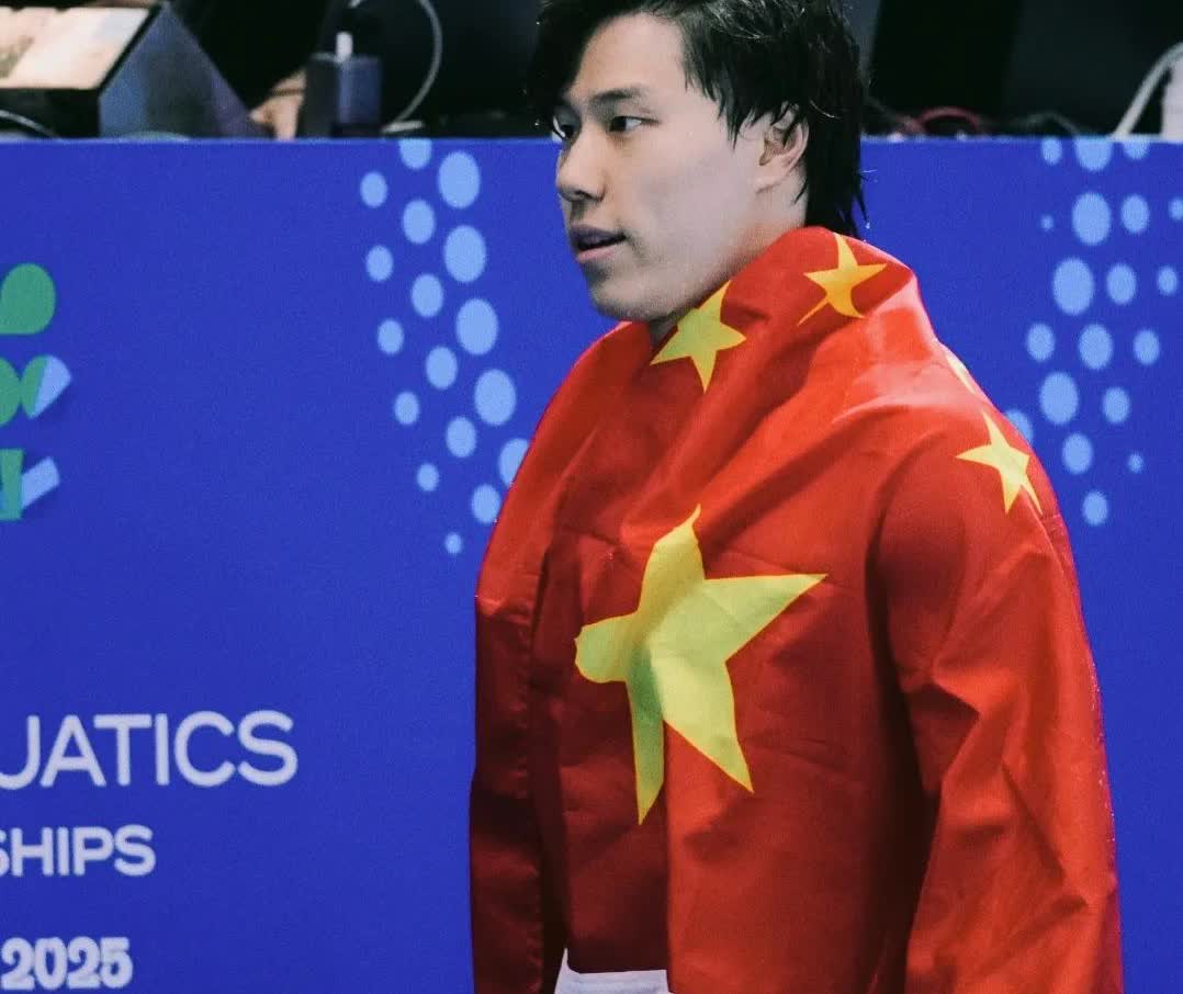 不查不知道，一查吓一跳！覃海洋竟然是一名军人，并且荣获过二等功！覃海洋很