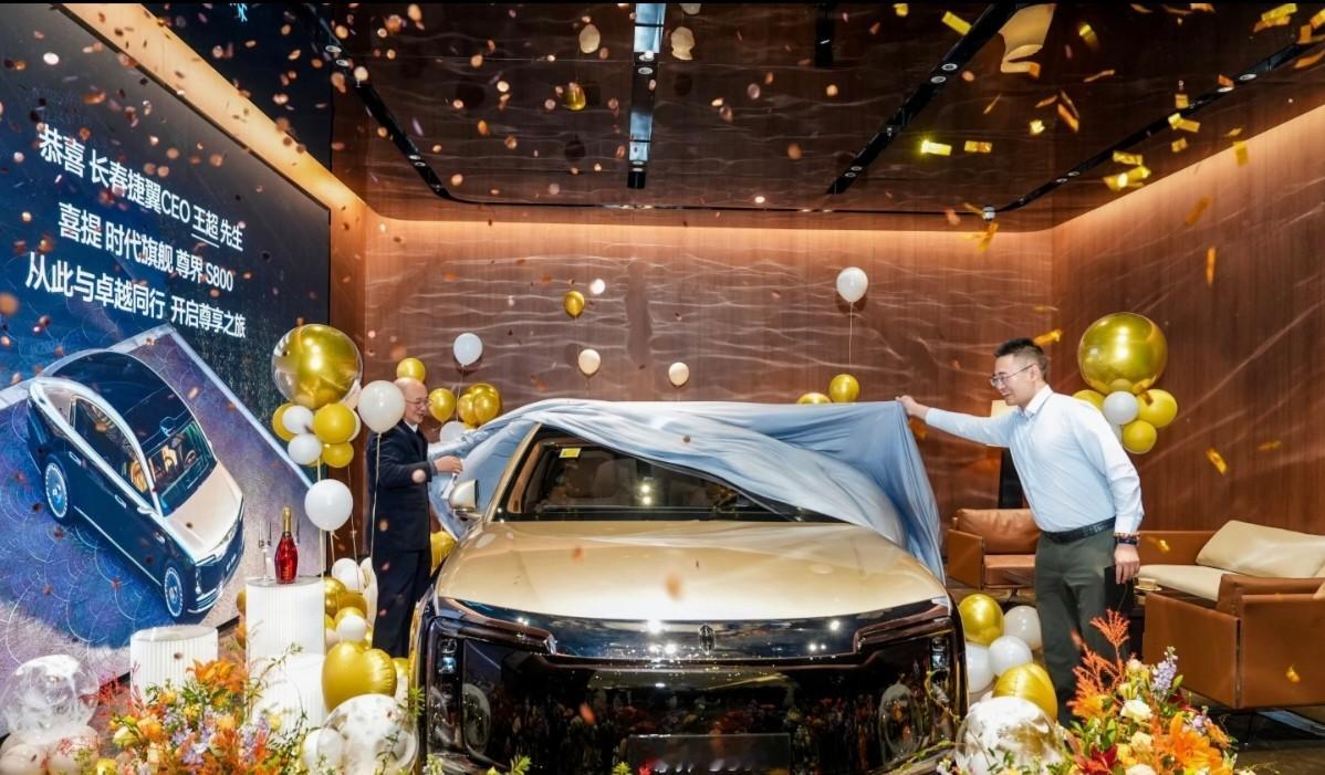 老板亲自给人提车，这事你见过吗？反正我是头一回听说。江淮汽车的一把手项兴初，