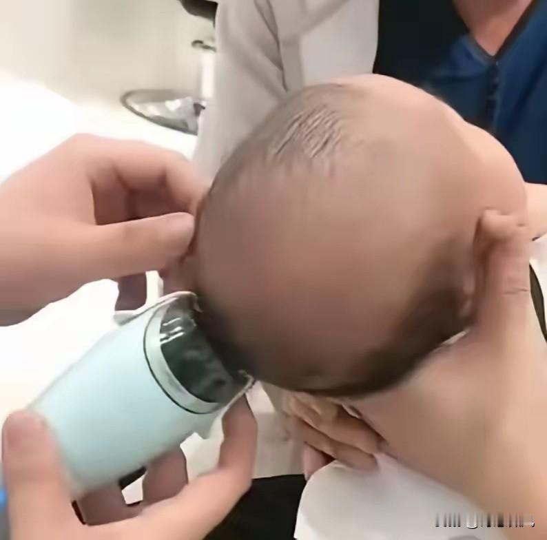 炸锅了！一位年轻宝妈抱着满月的婴儿去理发，理完给了理发师100块钱，可理发师却没