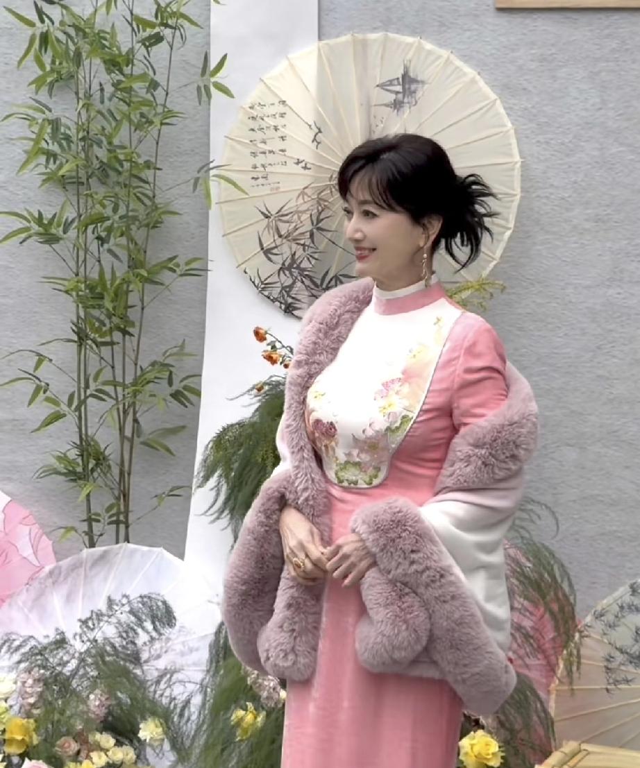 4月18日，赵雅芝现身浙江海宁盐官参加2026春季搜狐视频关注交流大会，体态太好