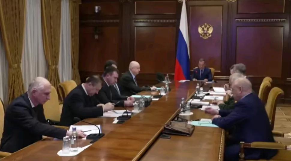 塔斯社报道，当地时间10日，俄联邦安全会议副主席梅德韦杰夫，在当天召开的武装力量