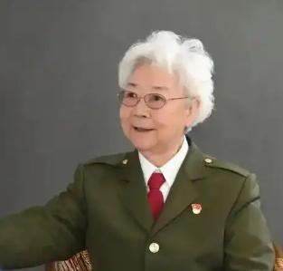 拿着离休金的87岁老艺术家，本该在家含饴弄孙，结果却被人发现偷偷跑到影视城里