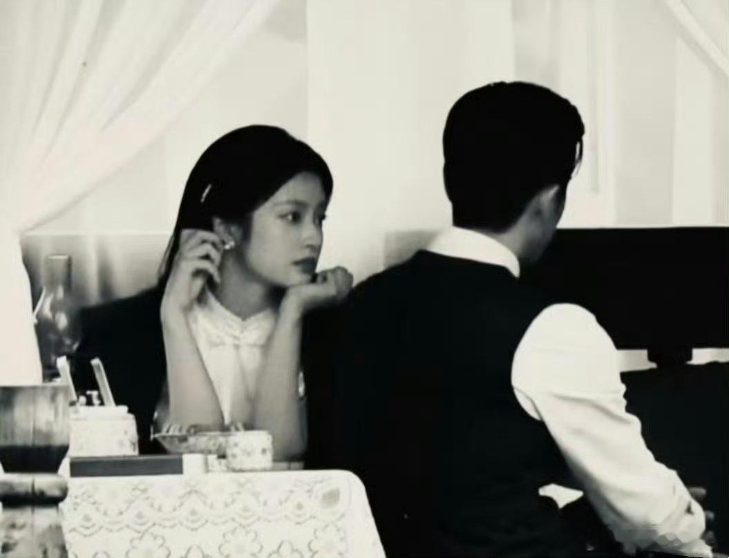 玉簟秋好浓的一股民国味，丞磊徐若涵光站在一起就有民国那味啦！