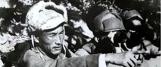 🌞1938年，一名中国老兵发现对面日军阵地上有一个一闪一闪的东西在移动，他