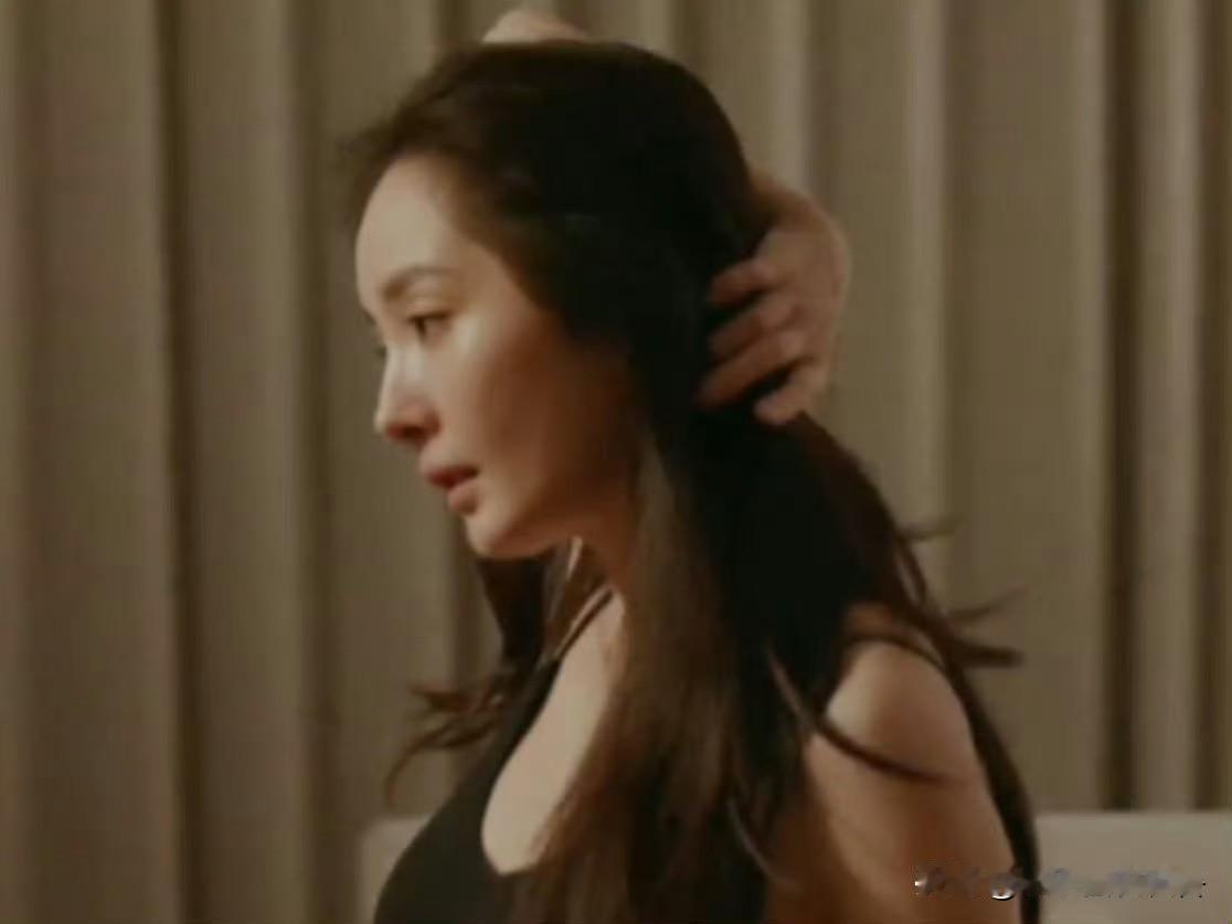 时隔17年再同框，诗幂再冲热搜！一个有故事感，一个眼神空洞，这俩人还真是只要同框