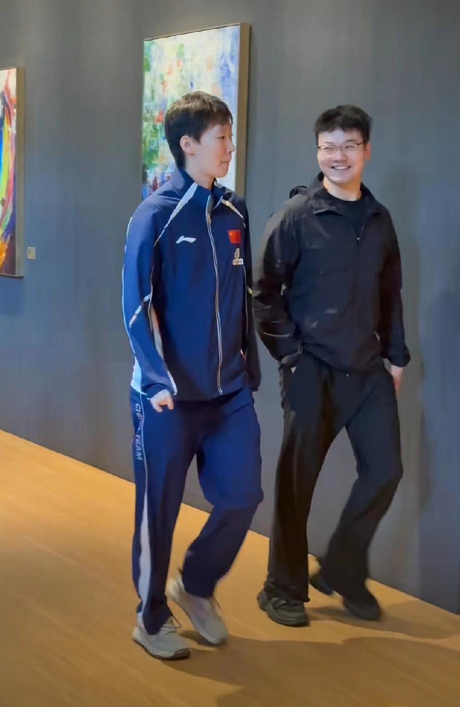 WTT新加坡大满贯，王曼昱中午时间与孟队医一起外出吃午饭。今天徐奕正在陪石洵瑶