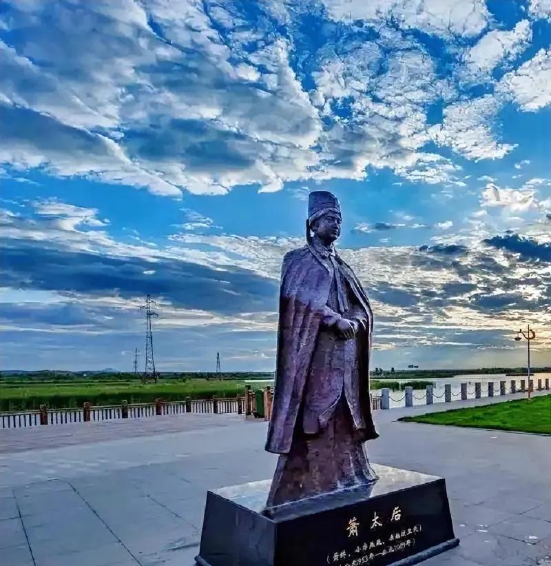 公元985年，大辽萧太后下令处死大将韩徳让。不久后，辽国皇族耶律虎古举兵造反时，