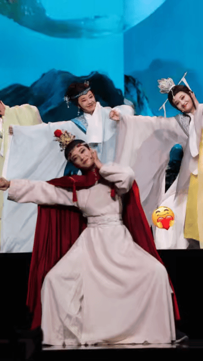 AI也取代不了的舞台出现了越剧春晚路透好惊艳！陈丽君游戏环节气场拉满，转身瞬间