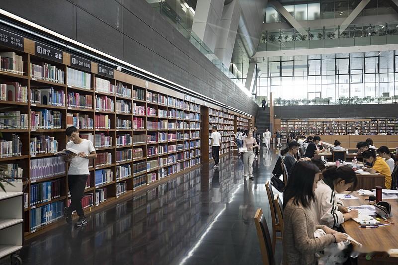 大学生进入社会以后，把他们差距快速拉开的，除了家境以外，更多的，是对学习的态度。