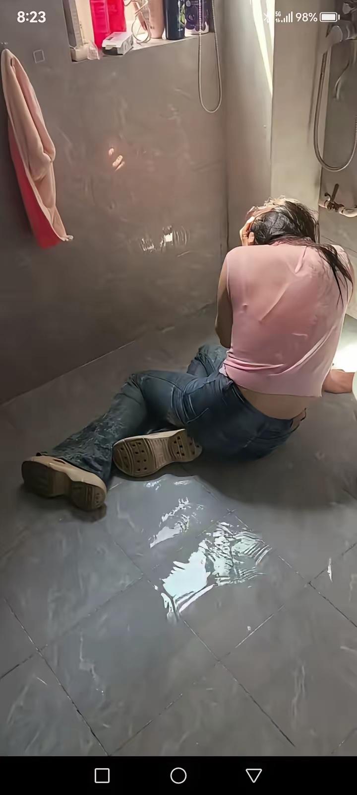 活该！妻子婚内出轨，丈夫不吵不闹，一桶冷水泼醒背叛的婚姻有人说，婚姻最狠的