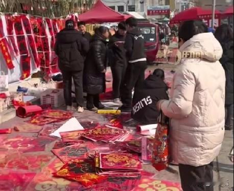 这个春联摊火了火了！近日，山东招远，14岁男孩街头摆摊卖春联，父亲早年死了