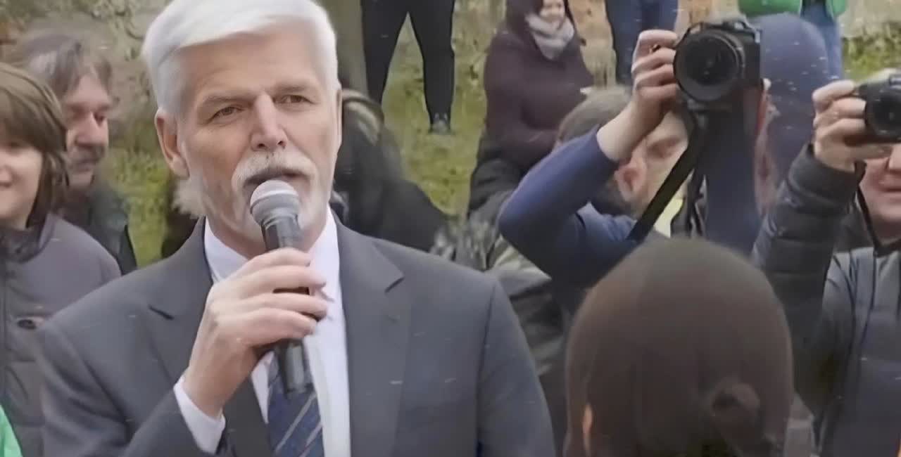 捷克总统帕威尔的做法是在自毁前程！捷克总统帕维尔日前与臭名昭著的藏独“分